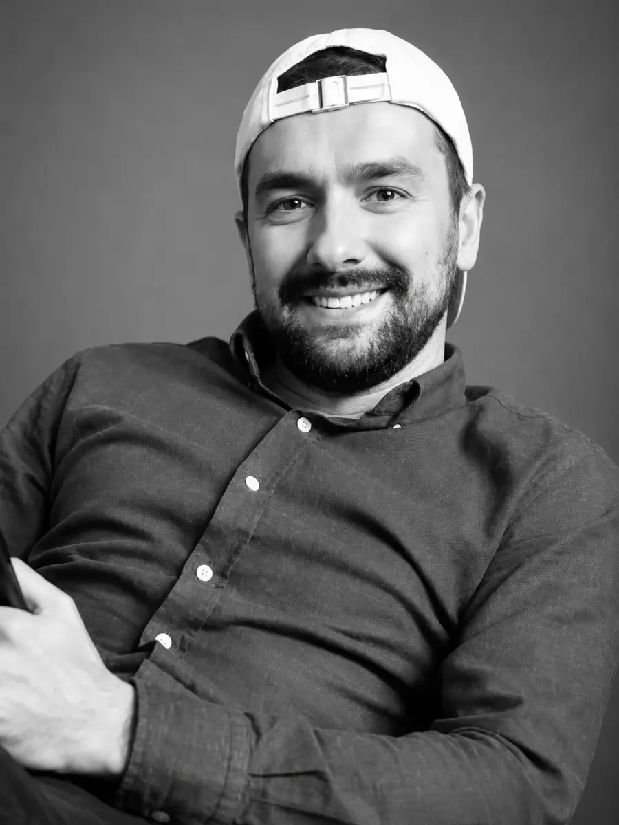 BecomeFreelancer Upwork coach BecomeFreelancer coach standing with crossed arms on a clean white background